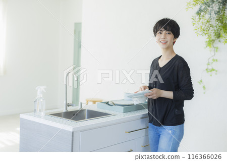 Woman in the kitchen 116366026