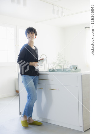 Woman in the kitchen 116366043