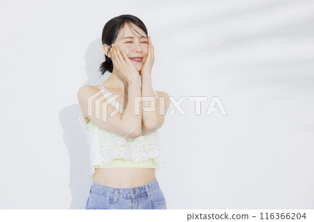 沐浴在陽光下的美女形象 116366204