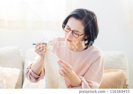 難以看清自己的手的中年女性 116369455