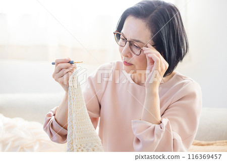 難以看清自己的手的中年女性 116369457
