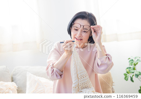 難以看清自己的手的中年女性 116369459