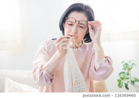 難以看清自己的手的中年女性 116369460