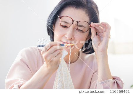 難以看清自己的手的中年女性 116369461