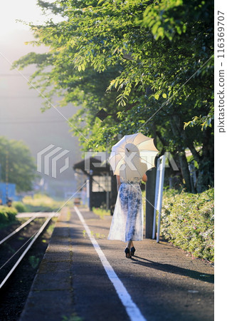 夏天，撐著陽傘在鄉村車站散步的女人 116369707