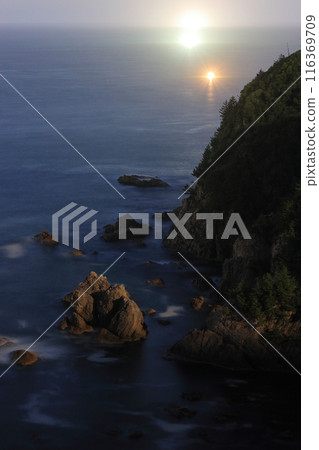 美麗的海岸線與漁火和滿月 116369709