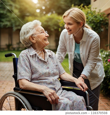 祖母和孫子坐在輪椅上 116370508