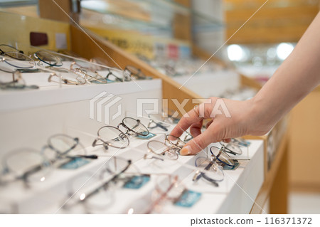 選擇眼鏡的婦女的手 選擇眼鏡的婦女的手 116371372