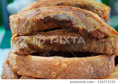 Front view Crispy fried pork belly is sure to be the cheapest background, food, eat, animal, useful, delicest 116371510