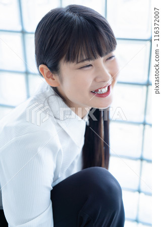 時尚的年輕女子 116372007