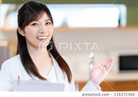 指導樣品屋的女工作人員 116372368