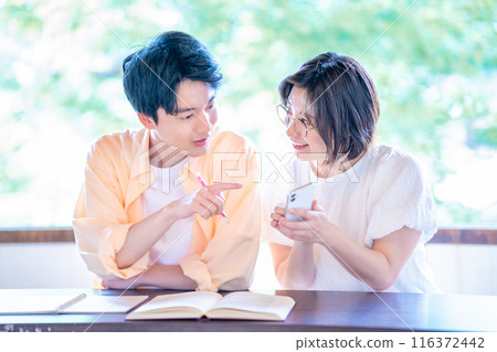 Couple studying 116372442