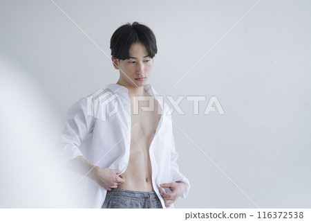 20多歲的男人穿著白襯衫的美女形象肖像 20多歲的男人穿著白襯衫的美女形象肖像 116372538