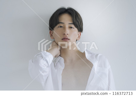 20多歲的男人看著鏡頭 男士美容形象肖像 20多歲的男人看著鏡頭 男士美容形象肖像 116372713