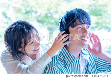 戴著耳機的年輕夫婦 戴著耳機的年輕夫婦 116373051