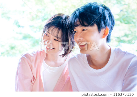 Young couple 116373130