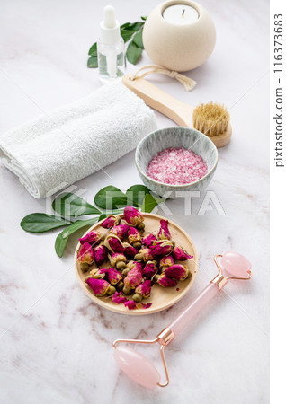 Organic sea salt for the body with dried rose flowers, candle, brush, towel and gua sha  116373683