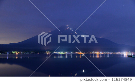 (Yamanashi Prefecture) Light trails of climbers climbing Mount Fuji in summer (Yamanashi Prefecture) Light trails of climbers climbing Mount Fuji in summer 116374849
