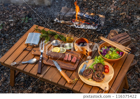戶外燒烤 典型的戶外燒烤菜餚 116375422