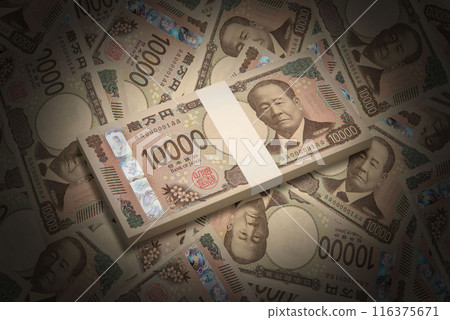 一萬日元紙幣和一百萬日元紙幣散落一地 116375671