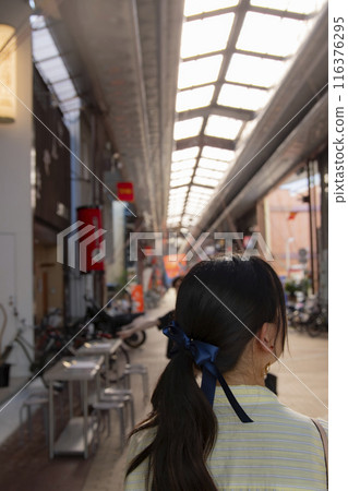 在拱廊下 116376295