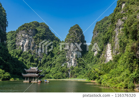 一座漂浮的寺廟，在寧平遊船之旅中停靠，帶您乘坐划艇穿越越南河內的山谷河流 116376320