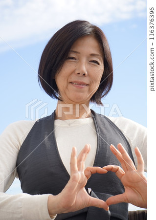 Tall woman looking up at the sky Tall woman looking up at the sky 116376396