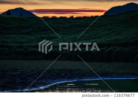 2024年夏季 所尼高原日落景觀，三腳架固定，夕陽落在大池對岸的山上，山間的茜草雲③ 116376677