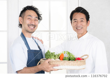Vegetables delivered from farmers: Chefs who directly contract and trade with farmers, looking at camera 116376702