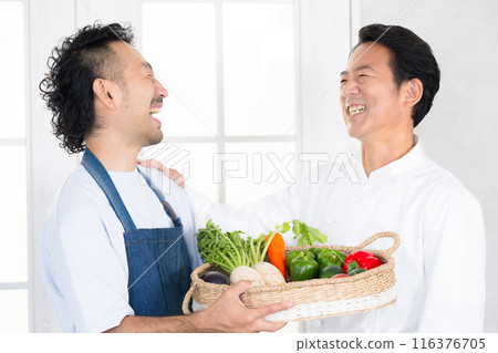 Vegetables delivered from farmers. Chefs wearing chef coats who directly contract and trade with farmers. Smiling and laughing. 116376705