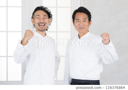 穿著廚師外套的廚師為換工作和招募而握拳 116376864