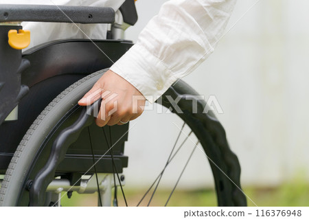 坐在輪椅上的女人的部分切割 坐在輪椅上的女人的部分切割 116376948