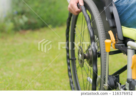 坐在輪椅上的女人的部分切割 坐在輪椅上的女人的部分切割 116376952