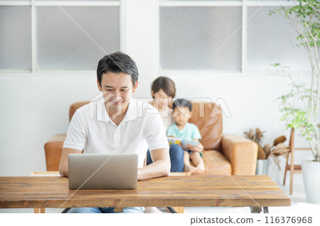 家庭PC父親在家工作 家庭PC父親在家工作 116376968