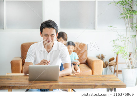 家庭PC父親在家工作 家庭PC父親在家工作 116376969