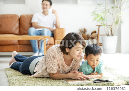 Reading with parents and children Living room Reading with parents and children Living room 116376981
