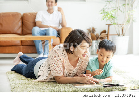 Reading with parents and children Living room 116376982