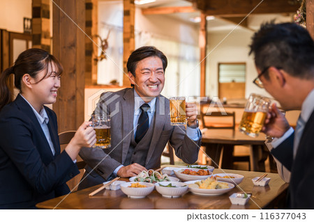 Men and women of colleagues, colleagues, bosses and subordinates who have a year-end party, New Year party, drinking party, banquet at an izakaya 116377043