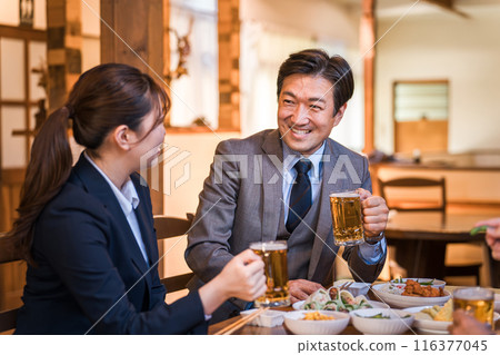 Men and women of colleagues, colleagues, bosses and subordinates who have a fun year-end party, New Year's party, drinking party, banquet at an izakaya 116377045