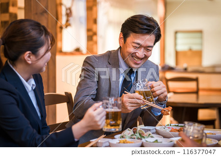 男女同事，同事，上司，下屬在居酒屋玩個開心的年終晚會，新年晚會，酒會，宴席 116377047