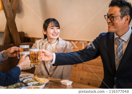 男性和女性上班族在酒吧/酒吧敬酒 116377048