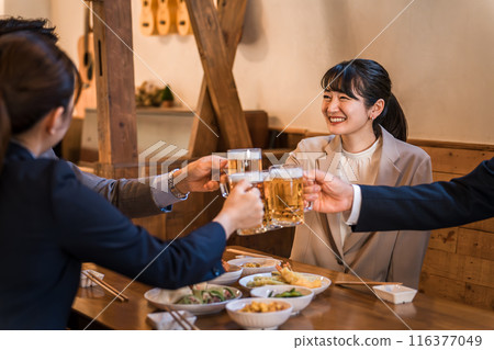 男性和女性上班族在酒吧/酒吧敬酒 116377049