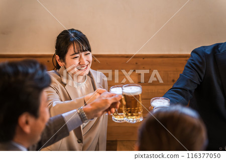 男性和女性上班族在酒吧/酒吧敬酒 116377050