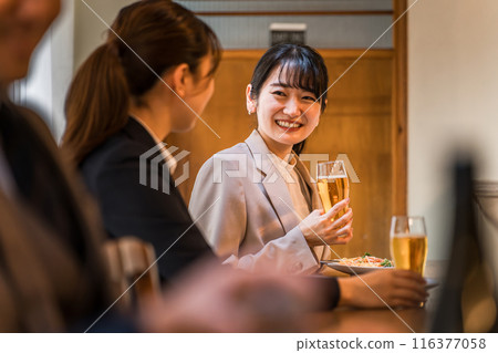 一位女商人在酒吧/酒吧的櫃檯與下屬一起喝酒 116377058