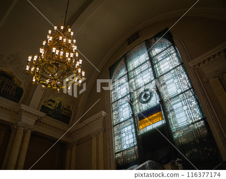 [烏克蘭]首都基輔中央車站學校內部，吊燈和窗玻璃上升起烏克蘭國旗 116377174