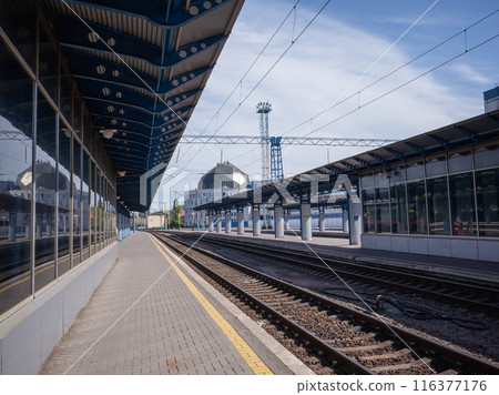 【烏克蘭】在首都基輔中央車站廢棄的月台上等待火車抵達 116377176