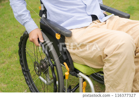 坐在輪椅上的男人的手部傷口 坐在輪椅上的男人的手部傷口 116377327