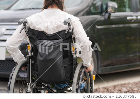 坐輪椅的女人和汽車 坐輪椅的女人和汽車 116377583