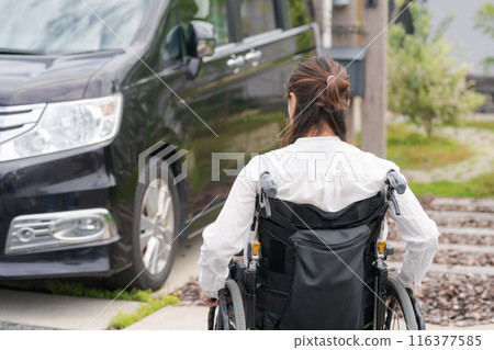 坐輪椅的女人和汽車 坐輪椅的女人和汽車 116377585