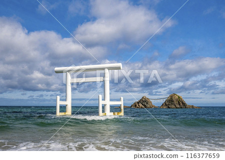 絲島和二見浦在藍天的襯托下熠熠生輝 116377659